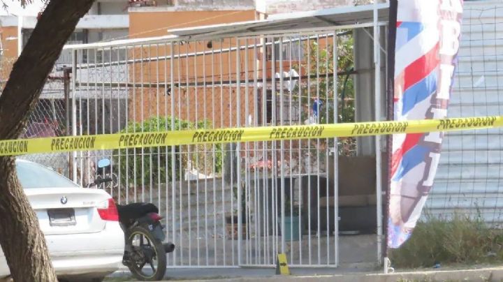 Motosicarios asesinan a balazos a cliente en sillón de barbería en León, hay otro herido