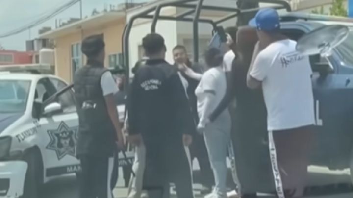 Choque de patrulla termina en pelea entre policías y civiles en Tlanalapa