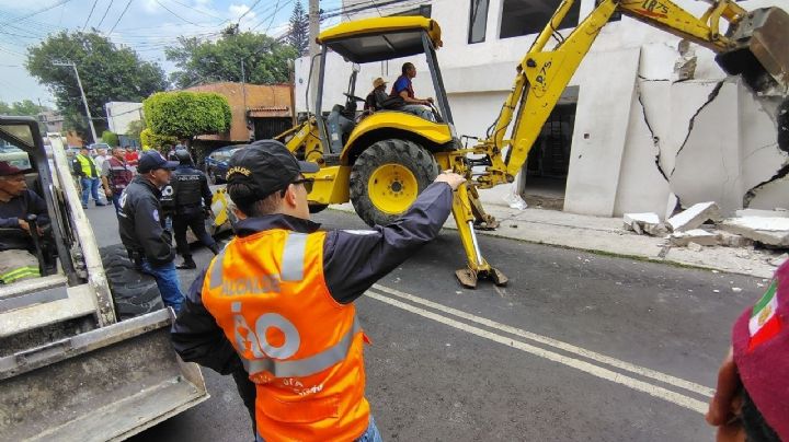 Alcaldía Álvaro Obregón realiza demolición de barda por invasión de vía pública en Jardines del Pedregal