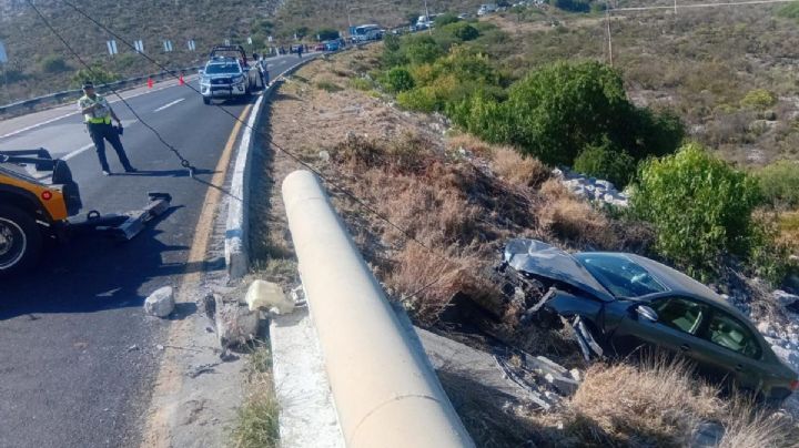 Hallan vehículo abandonado a orillas de carretera de Ixmiquilpan