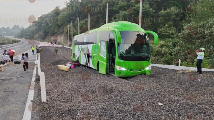 VIDEO: Sin frenos, autobús entra a rampa en la Puebla-Orizaba; así bajaron pasajeros