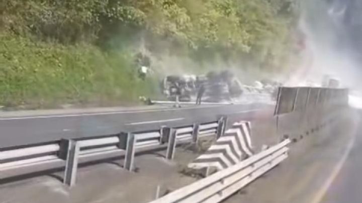 Chofer sobrevive a aparatosa volcadura de tráiler en la México–Tuxpan