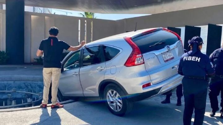 ¡Al borde del agua! Auto casi cae a fuente en el Parque Cultural