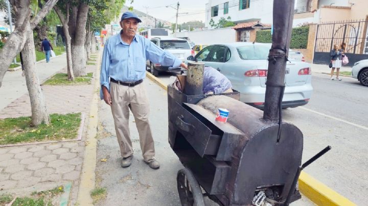 A sus 70 años, don Rafa trabaja la milpa y vende camotes en Pachuca para estirar la pensión