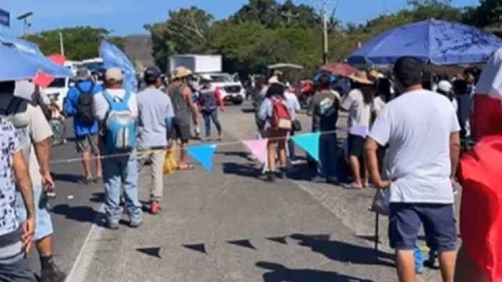 Pobladores cierran carretera a Punta Mita, exigen frenar obras en playa Las Cocinas; policía intenta quitarlos