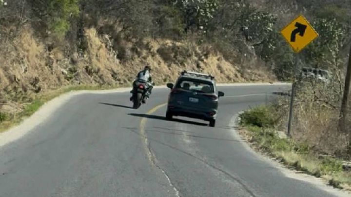 En curvas, a alta velocidad, motociclistas arriesgan sus vidas y las de las familias