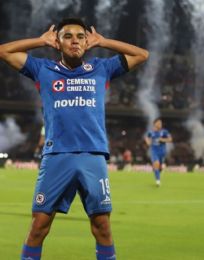 Foto descriptiva de: Cruz Azul y Lira mandan mensaje por ausencia de Charly Rodríguez en el Mundial