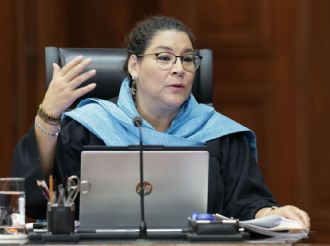 Corte obliga al IMSS a dar prótesis y audífonos a menores; Lenia Batres se opuso