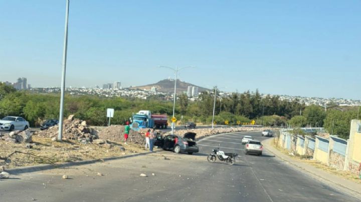 Se volteó automóvil y giró peligrosamente en el bulevar Calzada Lomas del Molino