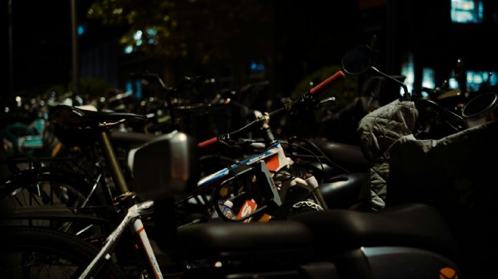 Vecinos retienen y golpean a presunto ladrón de motocicleta en Tlalpan; policías lo resguardan