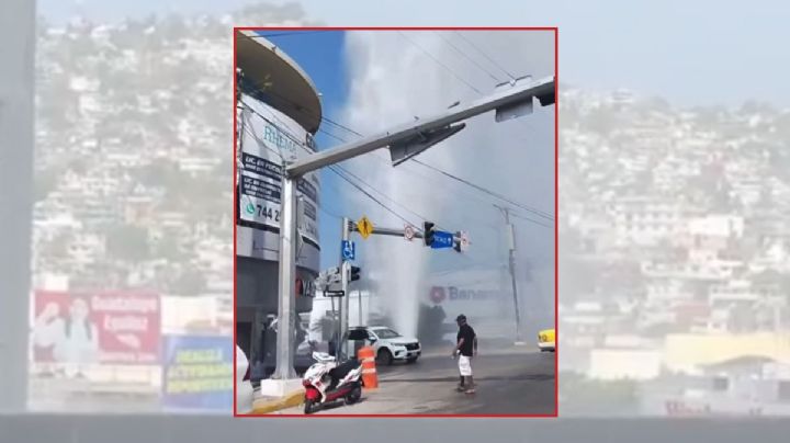 VIDEO: mega fuga de agua en forma de fuente afecta las calles de Acapulco