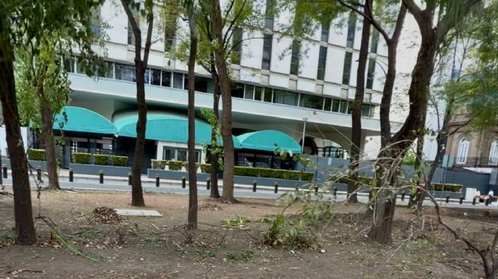 Retiran vallas del camellón frente a Embajada de EU en Paseo de la Reforma