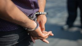 Foto que representa a Caen dos mexicanos en redada contra secta en Inglaterra por delitos sexuales y esclavitud