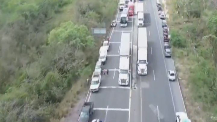 Pescadores bloquean autopista Tuxpan-Tampico por derrame de hidrocarburos en el Golfo de México