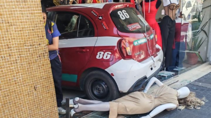 Taxi se impacta contra negocio en el centro de Orizaba; hay una persona lesionada