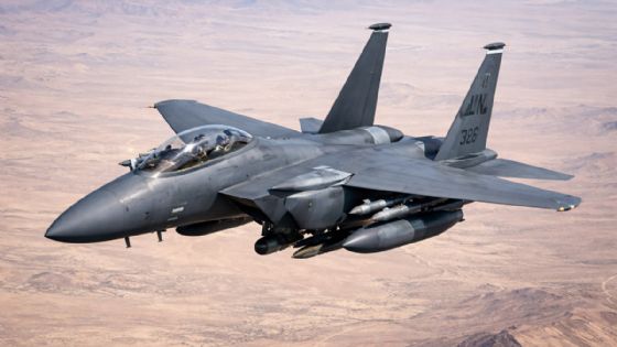 Irán ataca aeronaves de EU: 2 caen y Hegseth promete venganza