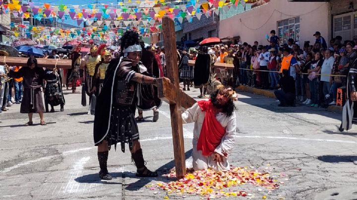 Entre multitud y sombrillas, así se vivió el viacrucis 55 en el cerro de Cubitos