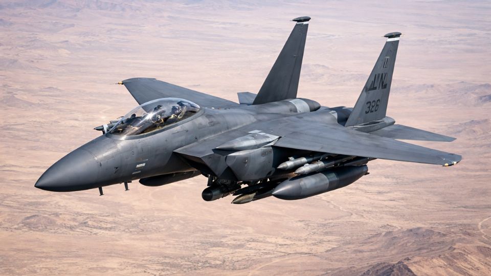 El F-15E tiene una autonomía de largo alcance y suele ser utilizado en operaciones estratégicas en Medio Oriente, especialmente en misiones de ataque profundo.