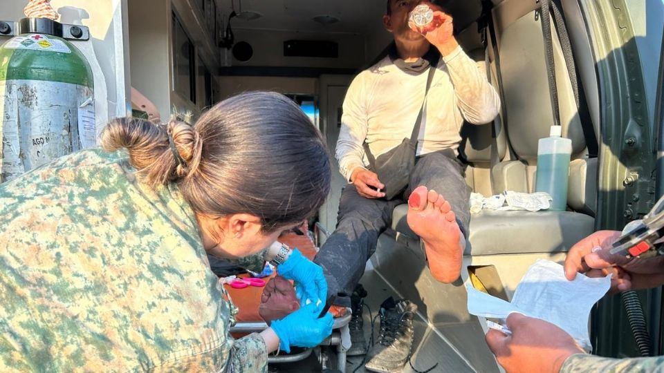 Personal del Ejército mexicano y de Protección Civil Nacional brindan atencion al al Ingeniero Juan Díaz Medina, integrante del equipo de N+, quien se reportó desaparecido el pasasdo jueves en las inmediaciones de la mina Santa Fe.