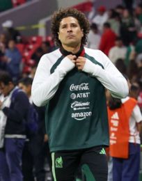 Foto descriptiva de: Memo Ochoa y el adiós tras el Mundial: ¿quiénes son los arqueros más longevos?