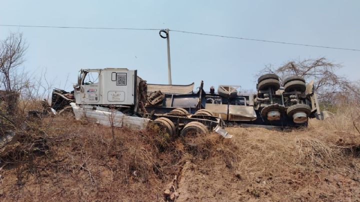 Un muerto y  cierre de un tramo carretero ocasionan 2 accidentes en Oaxaca; pipa riega combustible