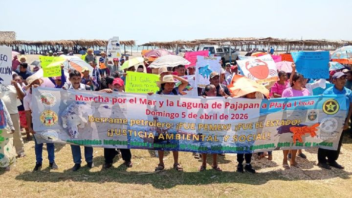 Pobladores Pajapan marchan contra el derrame; exigen atender daño ambiental