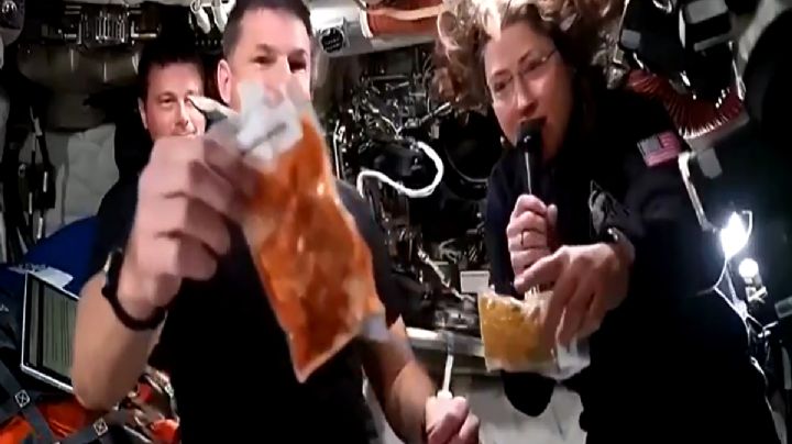 Astronautas de Artemis II muestran cómo es comer en el espacio