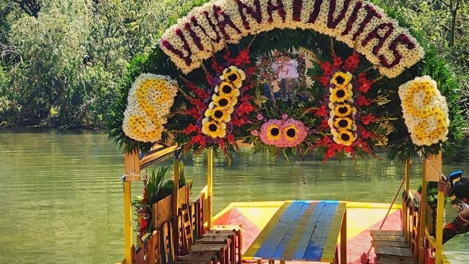 La trajinera tiene un hermoso arreglo floral y es posible comer mientras se navega