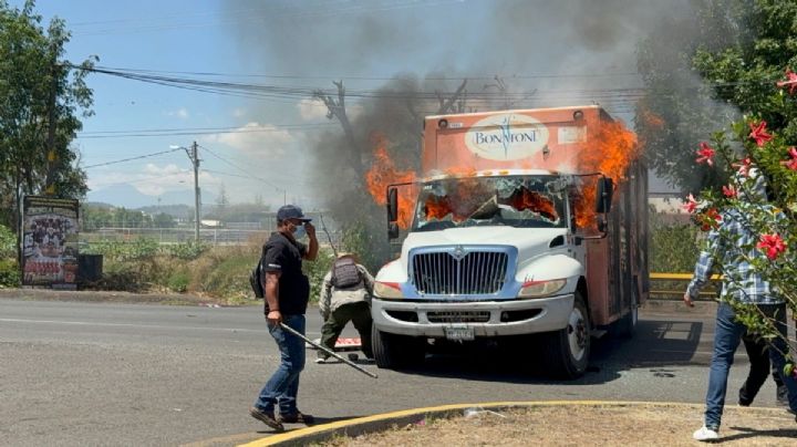 Queman camiones frente a Fiscalía de Michoacán por masacre en Arantepacua