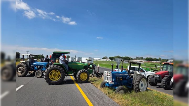 Bloqueo en la carretera Pénjamo-La Piedad: hay más de 100 campesinos con tractores