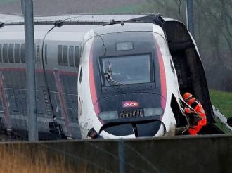 Tren choca con un camión en norte de Francia; hay un muerto y 15 heridos