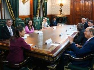 Sheinbaum se reúne con ejecutivos en Palacio Nacional para dialogar de inversiones