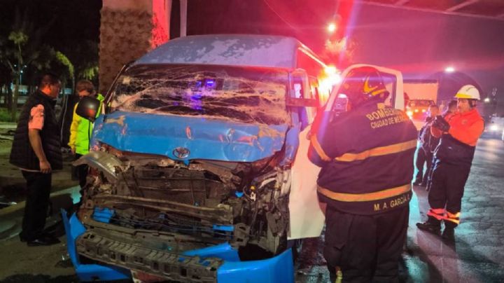 Siete pasajeros heridos tras choque de transporte público en Iztapalapa