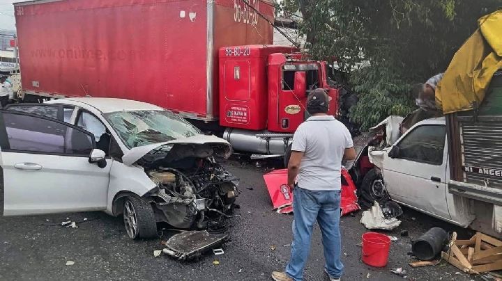 Camión sin frenos embiste a 12 vehículos y deja 8 heridos cerca del Mercado Central