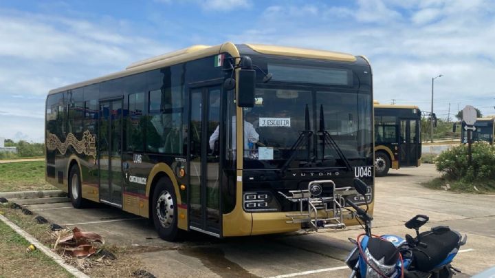Chofer de autobuses Quetzalli protesta en Coatzacoalcos y lo despiden