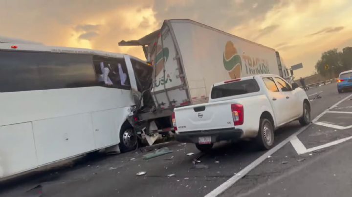 Autopista México-Pirámides: conductor imprudente causa choque entre tráiler y autobús