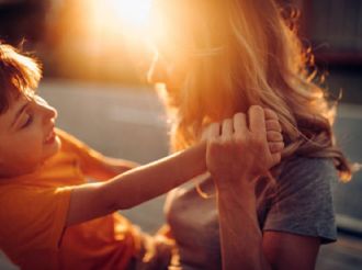 El espejo que salvó nuestro abrazo: terapia con video sana el vínculo madre-hijo