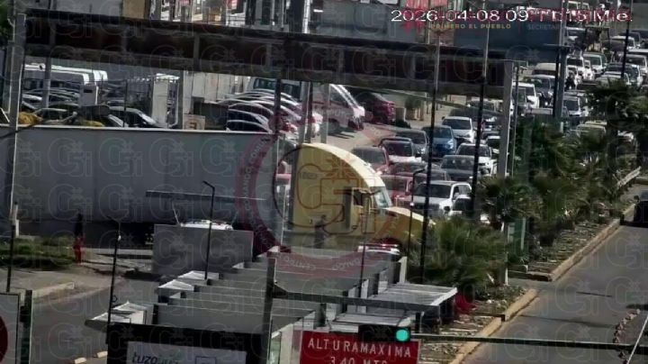 Tráiler y moto chocan en frente del Estadio Hidalgo; hay un lesionado