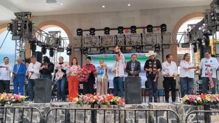 Encuentro Nacional de Bordado reúne a más de cien artesanos en Tenango de Doria