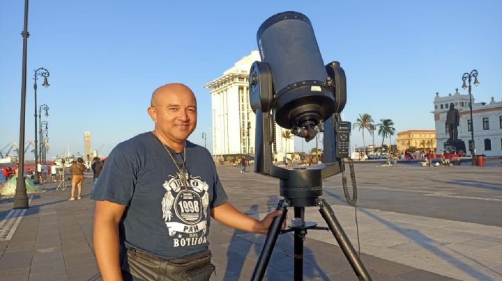 Sergio renta su telescopio en el Malecón de Veracruz para ver la Luna y Júpiter