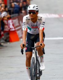 Foto descriptiva de: Isaac del Toro se lesiona: alerta por la última joya del ciclismo azteca