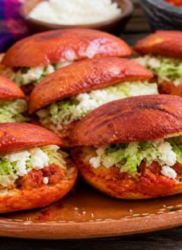 Foto descriptiva de: Día de las madres: ¿cómo preparar unos mini pambazos caseros, baratos y en 25 minutos?