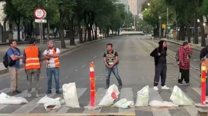 Trabajadores del Metro CDMX bloquean Reforma; exigen pagos pendientes