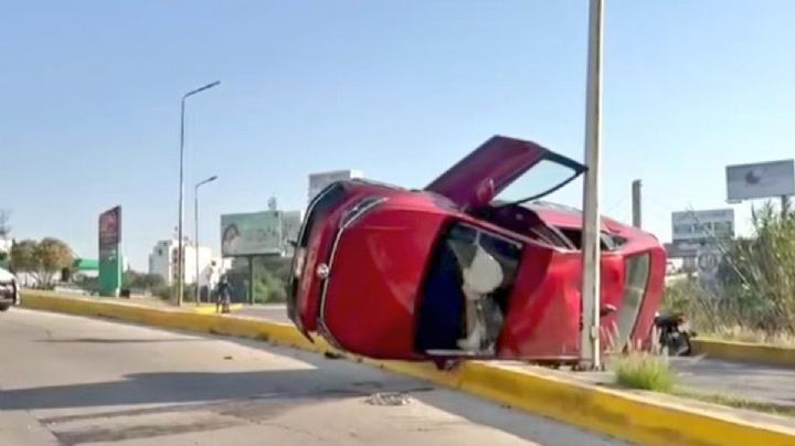 Persecución en Angelópolis termina en volcadura; conductor escapa de sujetos armados