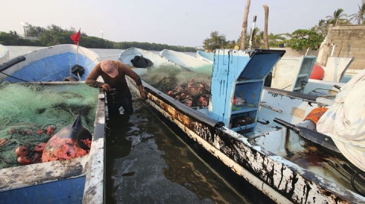 Pescadores de Tabasco amagan con protestas en plataformas tras derrame de Pemex