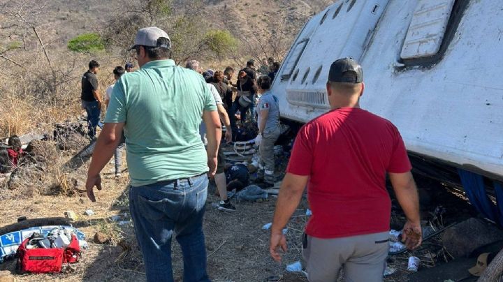 Volcadura de autobús en Nayarit deja 11 muertos y 14 lesionados en puente vacacional