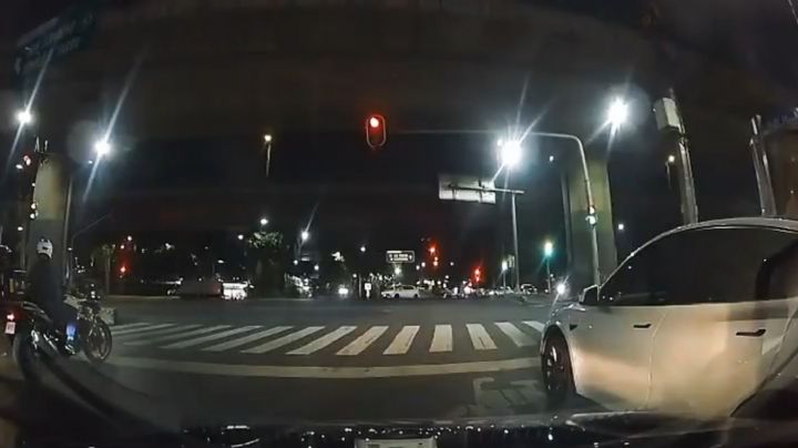 Video: motociclista muere al pasarse un alto e impactar un Tesla en Barranca del Muerto