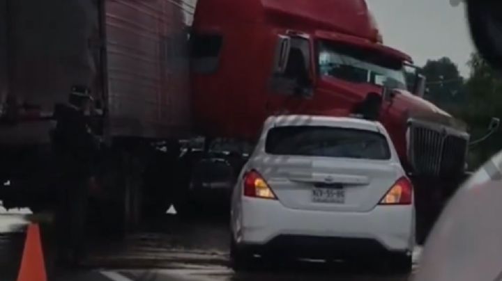 Tráiler derrapa y choca contra auto en la autopista Puebla-Orizaba