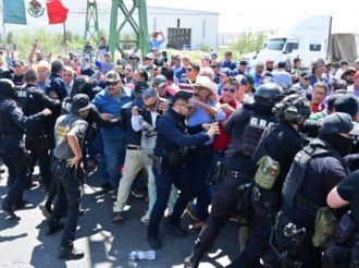 Bloqueo de trabajadores de AHMSA termina en golpes con policías en Coahuila