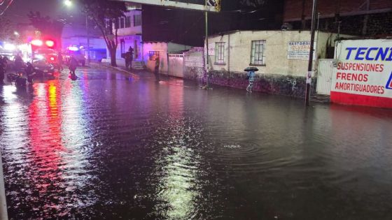 Inundaciones en CDMX: motociclistas y automovilistas quedan atrapados por lluvias